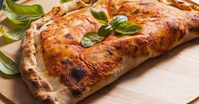 Calzone relleno, gratinado, con albahaca fresca