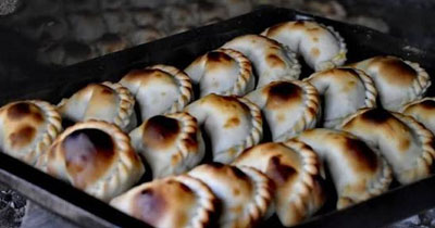 Bandeja de empanadas horneadas a la piedra